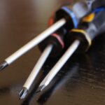 Ce șurubelnițe sunt necesare pentru repararea laptopului?